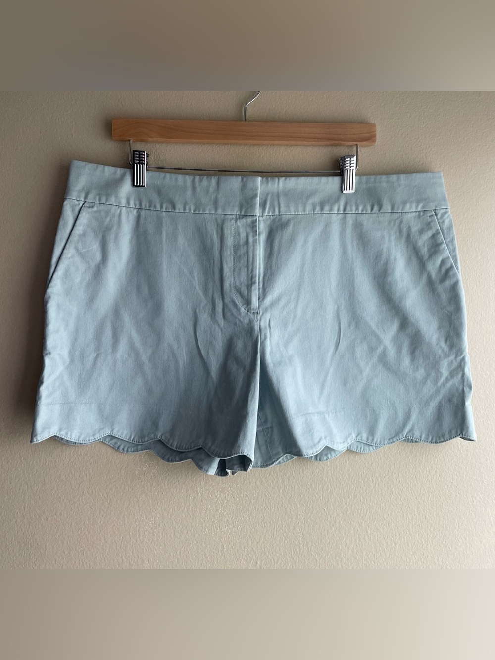 New LOFT Riviera Women’s Light Blue Scalloped Hem Chino Twill Shorts 4" 14